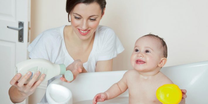 4 Langkah Tepat Yang Harus Diperhatikan Saat Memandikan Bayi