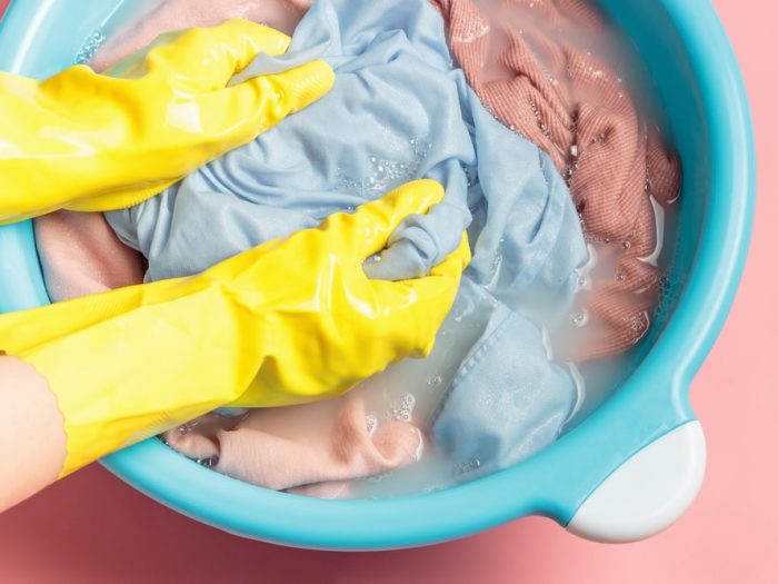 mencuci dengan deterjen