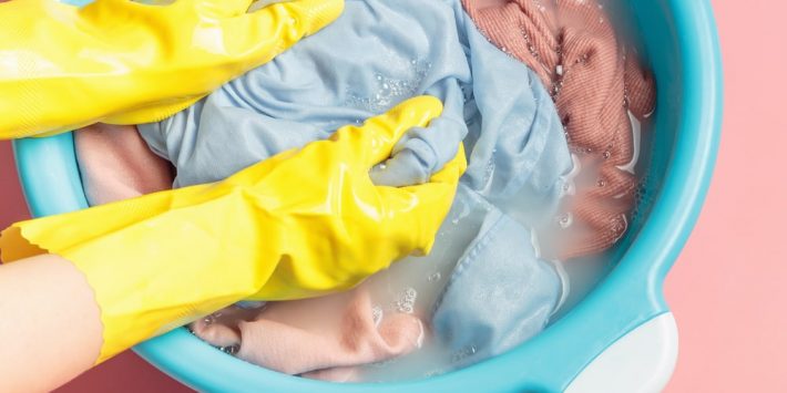 mencuci dengan deterjen